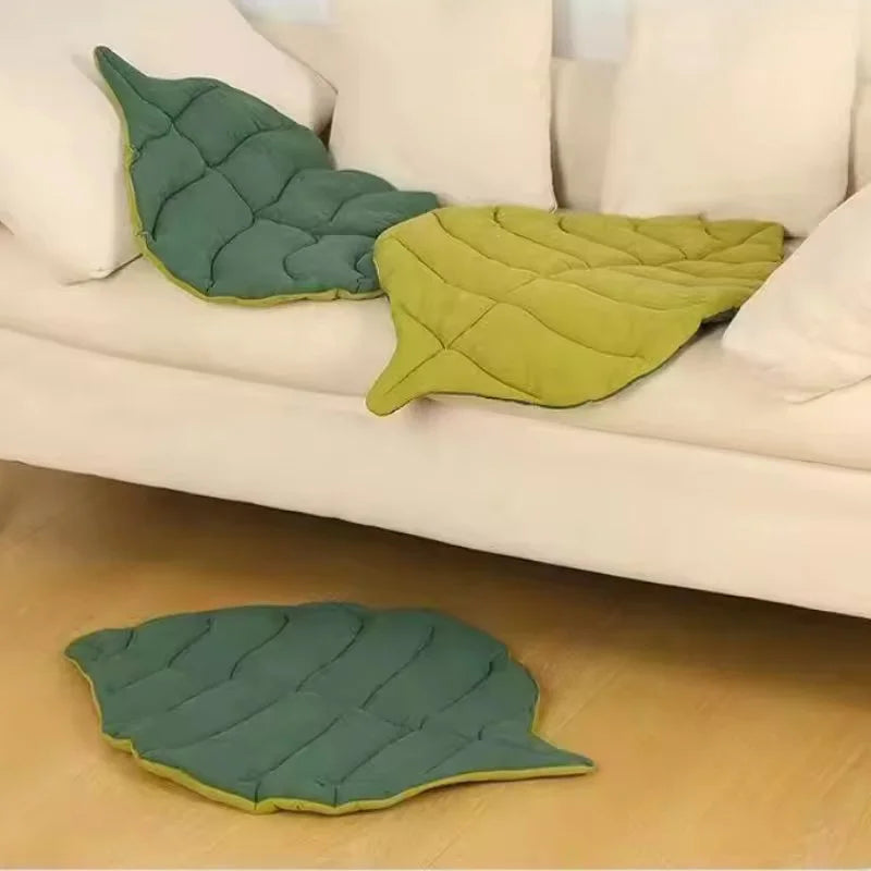 Leaf-Shaped Cat Bed Mat – Soft Cotton Pet Sleeping Blanket for Cats & Small Dogs