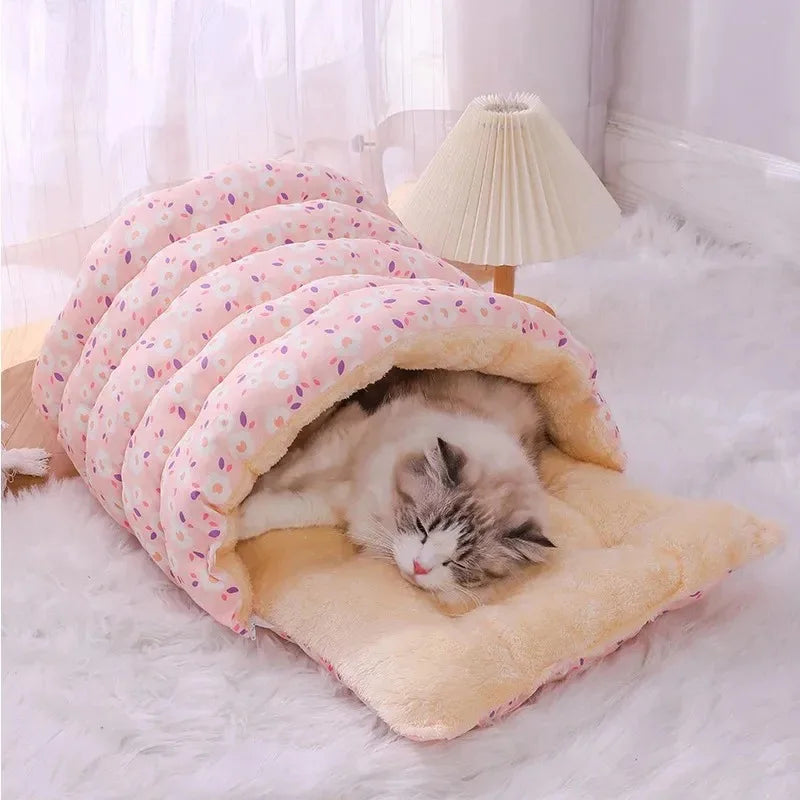 Warm Winter Cat Bed – Cozy Coral Fleece Sleeping Bag for Cats & Small Dogs